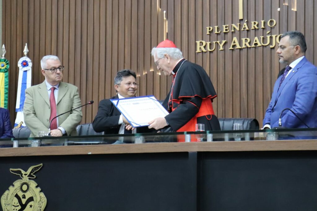 Cardeal Leonardo Steiner recebe Título de Cidadão do Amazonas