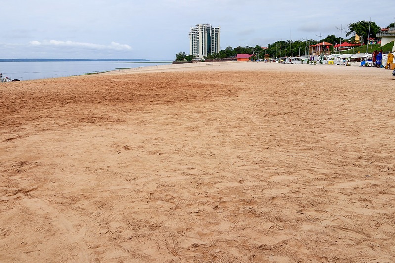 Após subida do Rio Negro, Praia da Ponta Negra é liberada para banhistas
