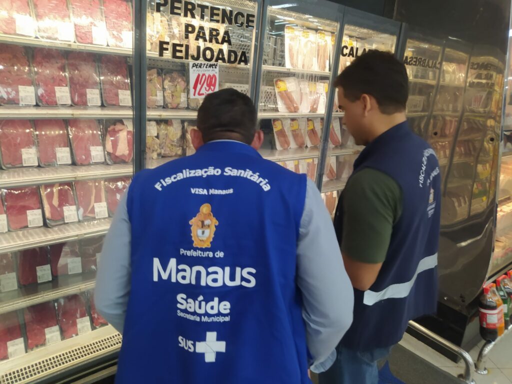 Visa Manaus realiza operação para fiscalizar alimentos da ceia natalina, em supermercados da capital