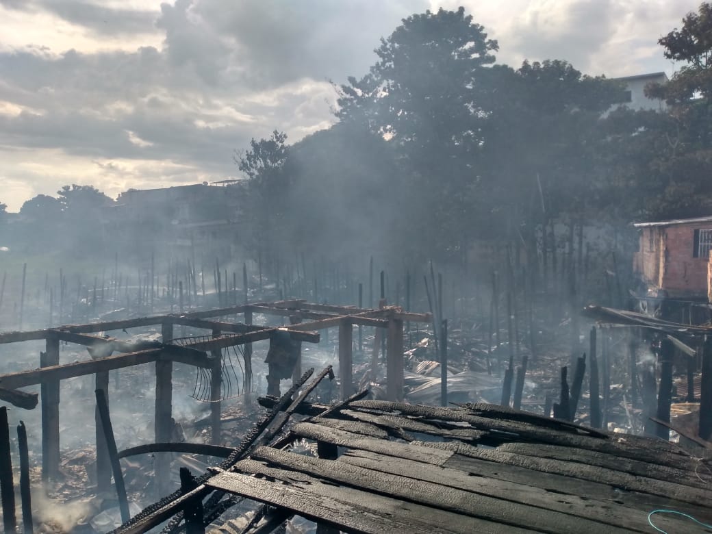 Incêndio de grandes proporções atinge cerca de 110 famílias na Zona Sul de Manaus