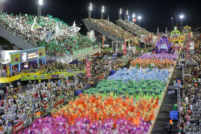 O desfile das escolas de samba reuniu  60 mil espectadores no Sambódromo