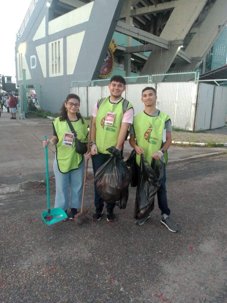 Educadores Ambientais durante a limpeza do Sambódromo (Foto: Nuno Lôbo)