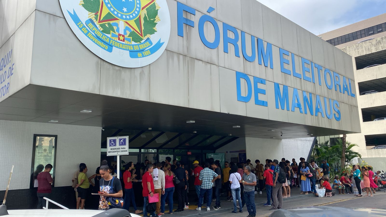 Fila de eleitores na Sede do Tribunal Regional Eleitoral do Amazonas em Manaus. Foto: Macildo Ribeiro