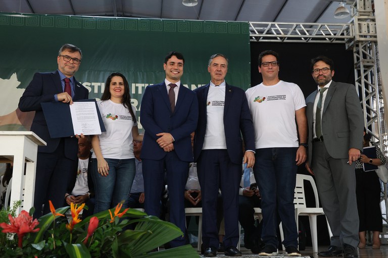 O presidente do CNJ e do STF, ministro Luís Roberto Barroso, junto com representantes da AGU, do ICMBio e do MPF, conservação, br-319, durante a assinatura do acordo em Humaitá - Foto Luiz Silveira Agência CNJ