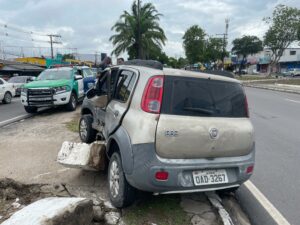 Motorista fica ferido após acidente de trânsito na Avenida Max Teixeira, zona Norte de Manaus. Foto: Divulgação. 