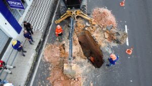 Rompimento de rede de drenagem abre buraco na Avenida Autaz Mirim devido acumulo de lixo em Manaus. Foto: Márcio Melo/Seminf