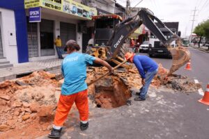 Rompimento de rede de drenagem abre buraco na Avenida Autaz Mirim devido acumulo de lixo em Manaus. Foto: Márcio Melo/Seminf