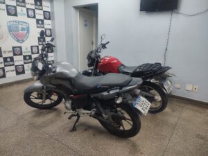 Polícia Militar apreende motocicletas roubadas e placas utilizadas para clonagem, na zona Leste de Manaus.