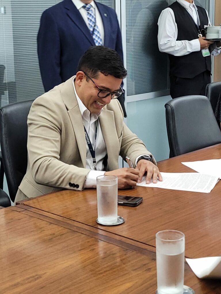 Assinatura do Termo de Cooperação pelo diretor-presidente da Arsepam, Ricardo Lasmar (Foto Divulgação)