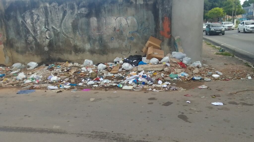 Lixeira Viciada na Av. Rodrigo Otávio, Japiim (Foto: Leonardo Soares/morador)