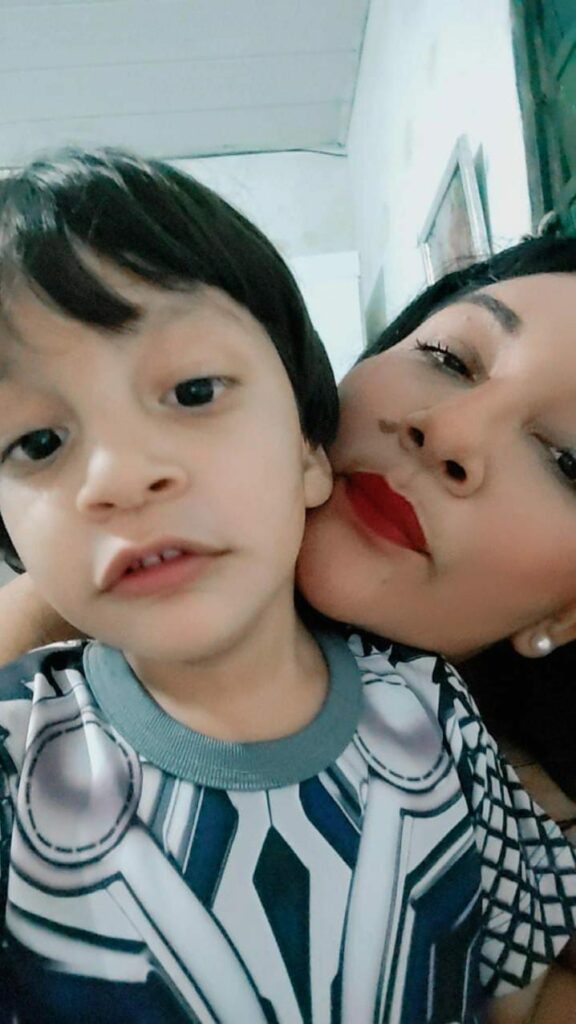 Anne Vieira com seu filho caçula (Foto Divulgação)