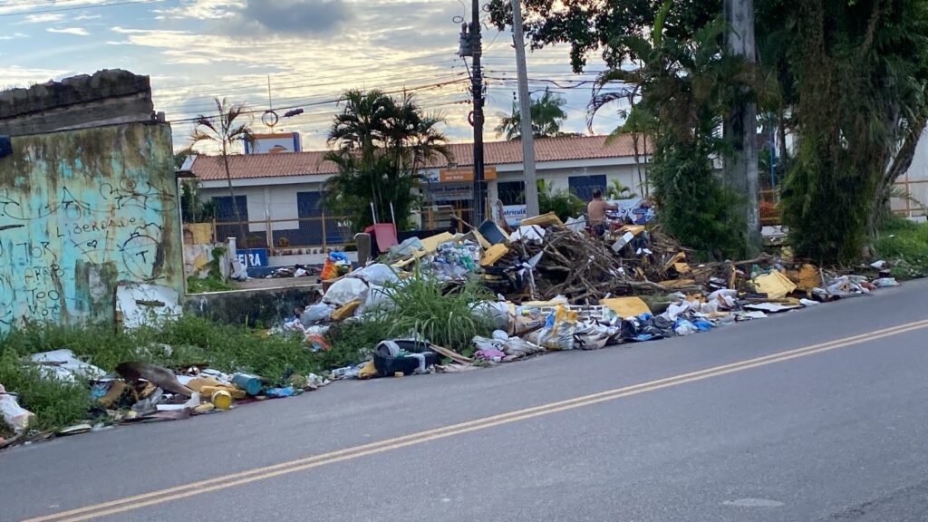 Praça do bairro Cidade Nova (Foto: Saulo Maurício/morador)