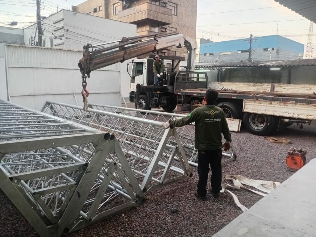 Equipamentos sendo transportados do transmissor, em Manaus (Foto: Nuno Lôbo/Rádio Rio Mar)