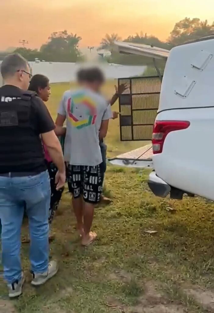 Padrasto e mãe da adolescente sendo presos (Imagem Divulgação)