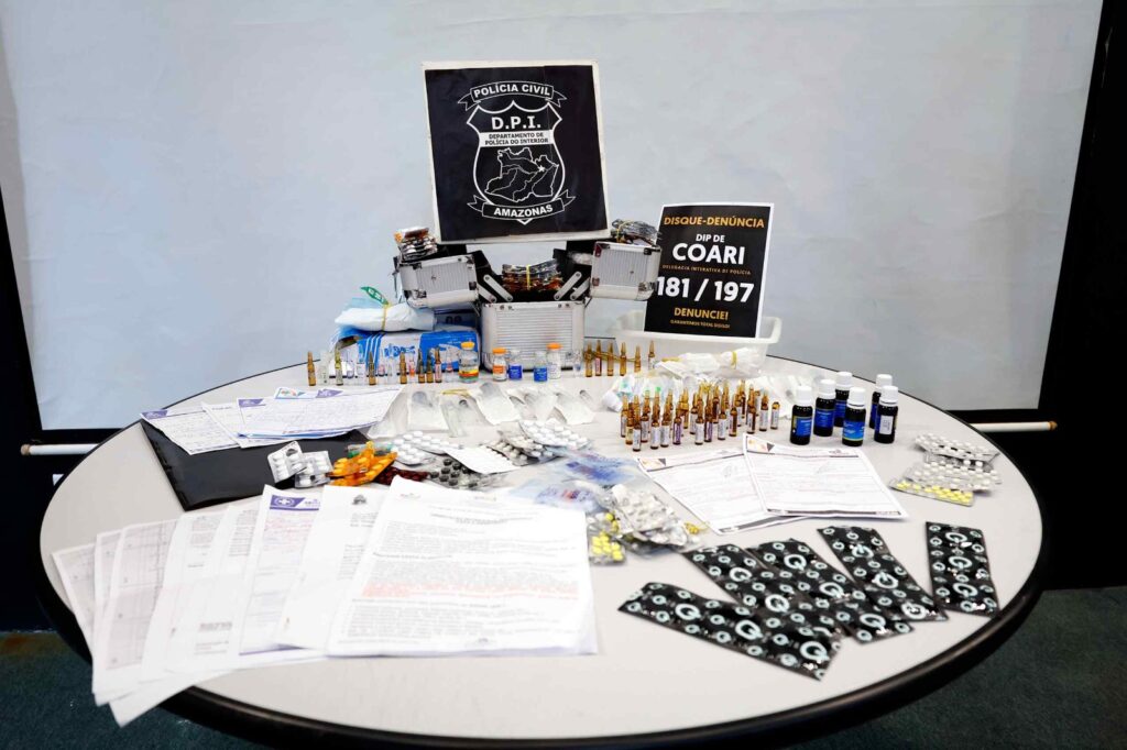 Materiais encontrados na casa do autor (Foto Divulgação)