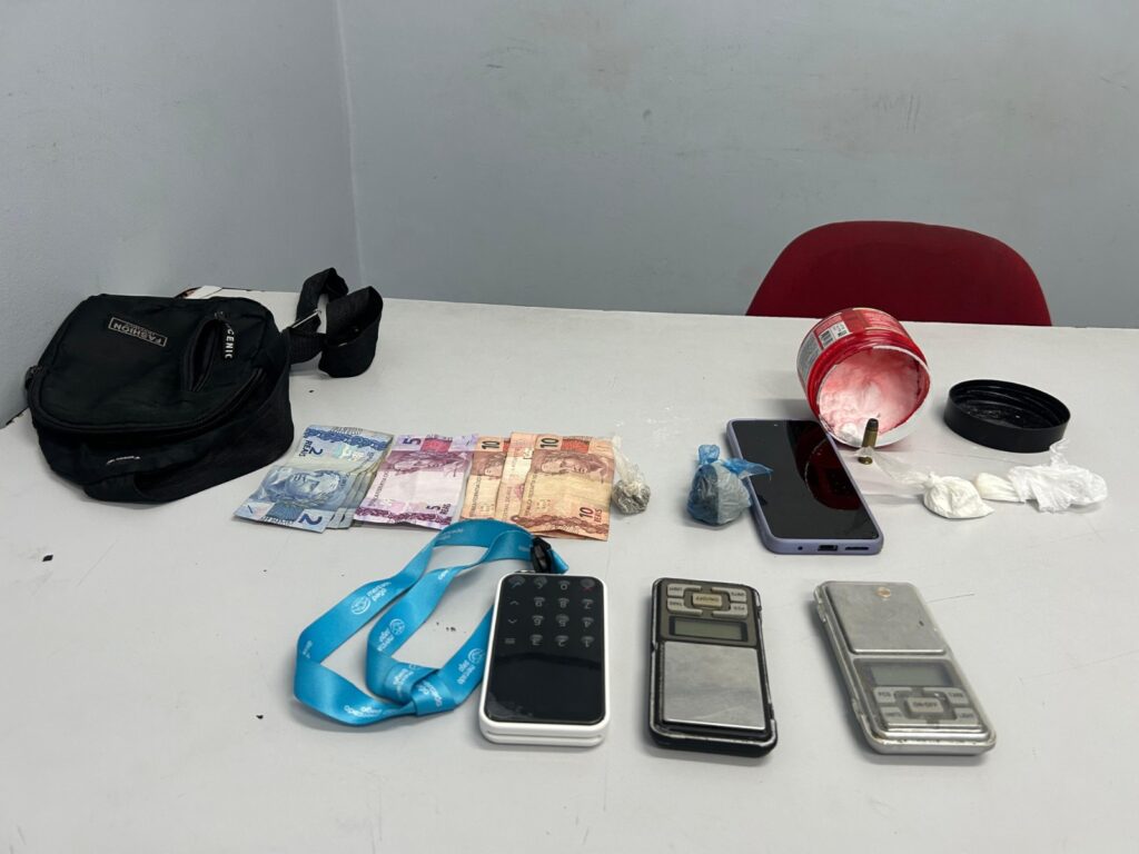Materiais apreendidos com o homem (Foto Divulgação)