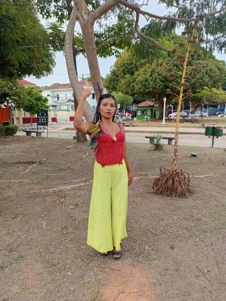 Elizete Ticuna - artista indígena e liderança da etnia Ticuna (Foto: Nuno Lôbo/Rádio Rio Mar)