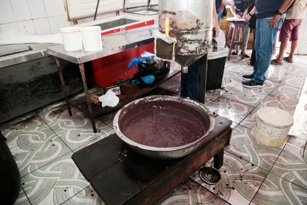 Materiais inadequados usados na produção do Açaí (Foto Divulgação)
