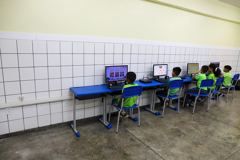 Prefeitura compra conjunto escolar por R$ 990 a unidade em contrato de quase R$ 7 milhões