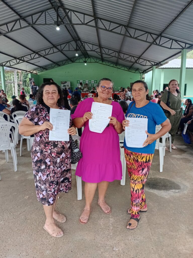 Beneficiadas na ação de regularização, em Rio Preto da Eva (Foto: Nuno Lôbo/Rádio Rio Mar)