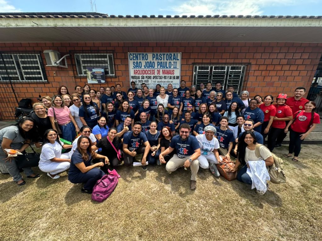 Equipe de colaboradores, voluntários e parceiros da Ação Social (Foto: David César/Rádio Rio Mar)