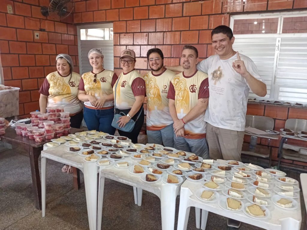 Equipe de voluntários que atuaram na distribuição de lanches (Foto: Nuno Lôbo/Rádio Rio Mar)