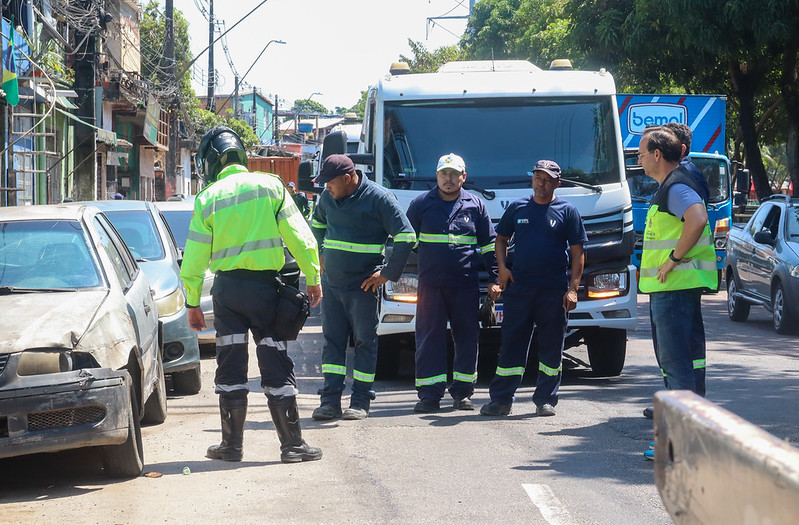 Remoção de veículo abadonado na Av. Brasil (Foto Reprodução)