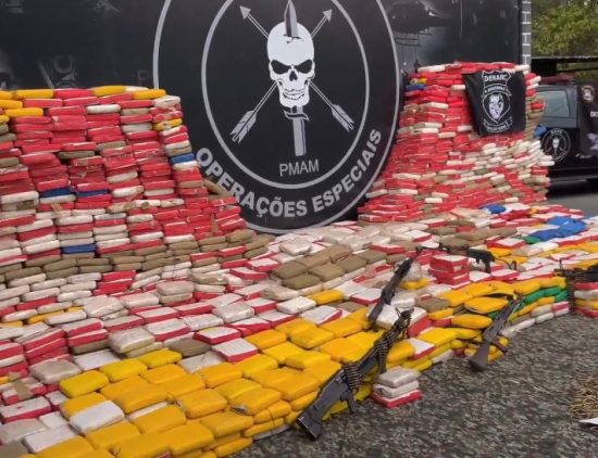 Operação apreende 4,5 toneladas de skunk, armas e lancha blindada em Codajás